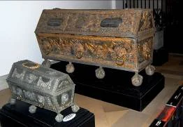 Schadow Gesellschaft Berlin: Teilweise vergoldeter Sarg neben einem Kindersarg aus Zinn