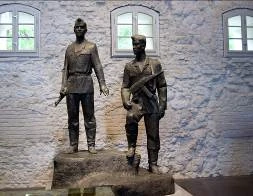 Schadow Gesellschaft Berlin: Zitadelle Spandau, Skulptur Grenzsoldaten der Nationalen Volksarmee